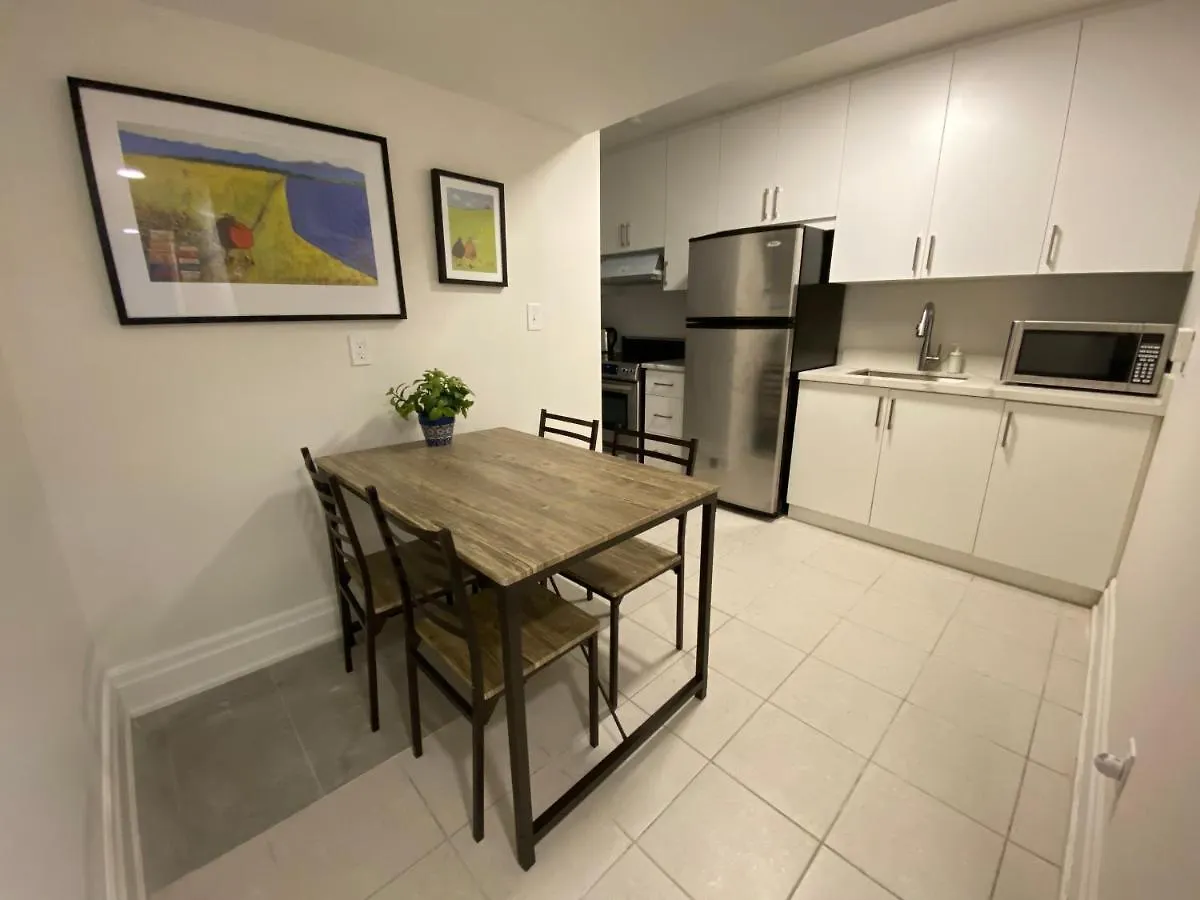 Yorkmills And Bayview !A Spacious And Modern Private Bdr With Shared Bathroom تورونتو منزل للإقامة