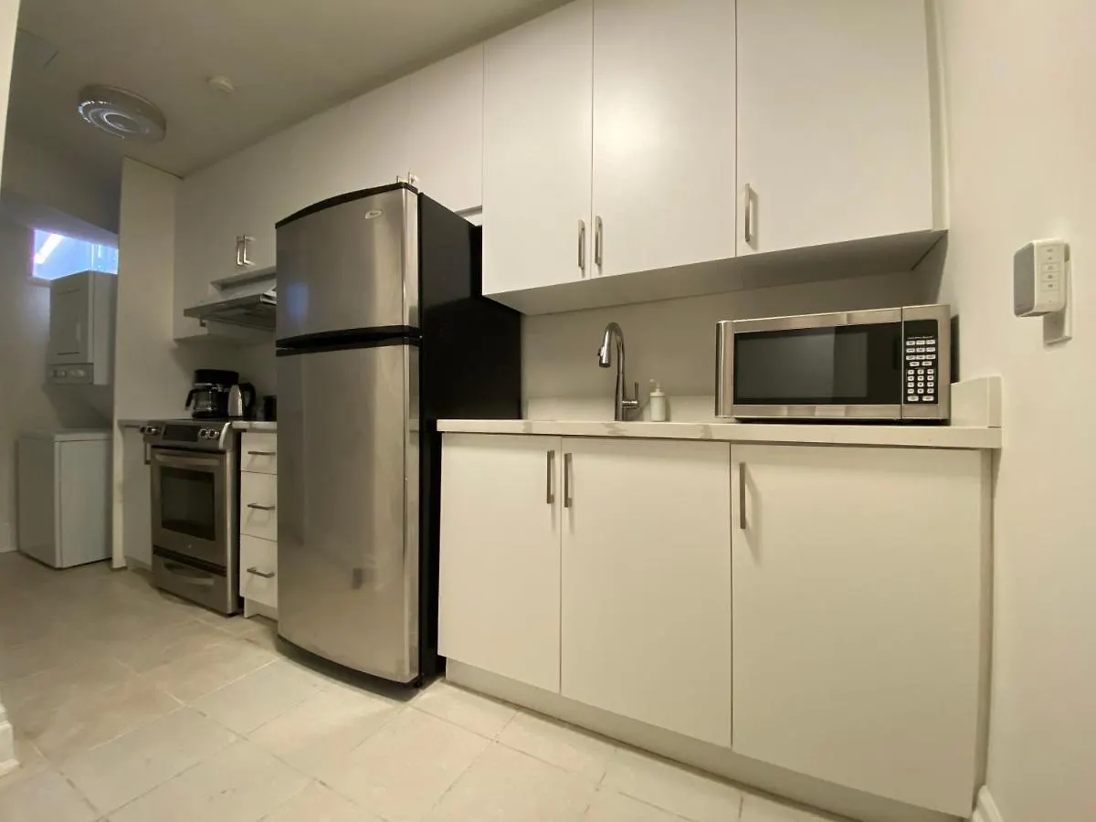 Yorkmills And Bayview !A Spacious And Modern Private Bdr With Shared Bathroom تورونتو منزل للإقامة